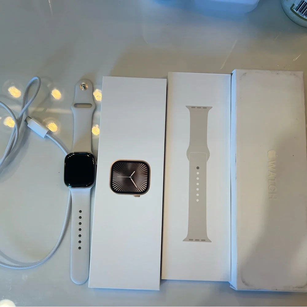 Apple Watch with White Sport Band and Silver Case - Picture 3 of 4